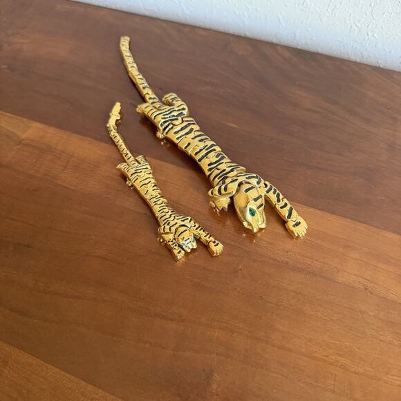 Kenneth Jay Lane Jewelry - Vintage Black And Gold Tone Tiger Shoulder Pins Emerald Eyes Chain Link Read